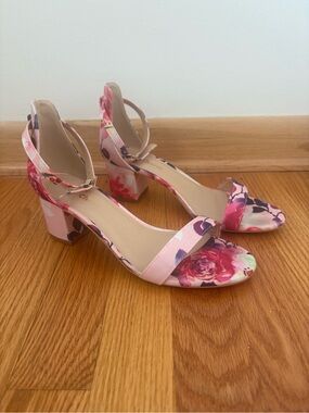 Women’s light pink floral heels size 8